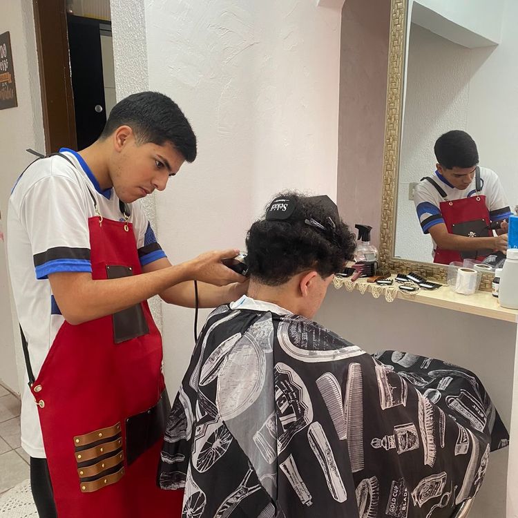 Rodrigo Silva realizando corte masculino